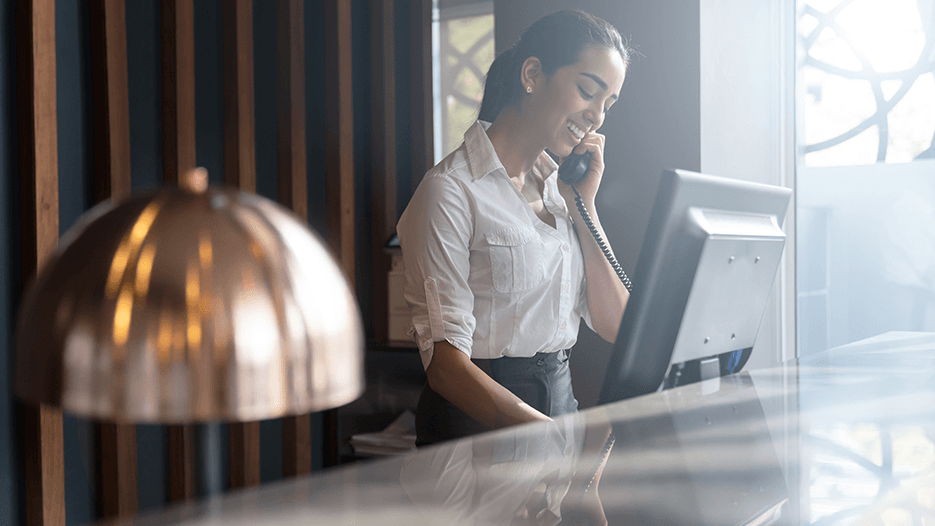 5 Easy Ways to Optimize Front Desk Operations [+Free Checklists]